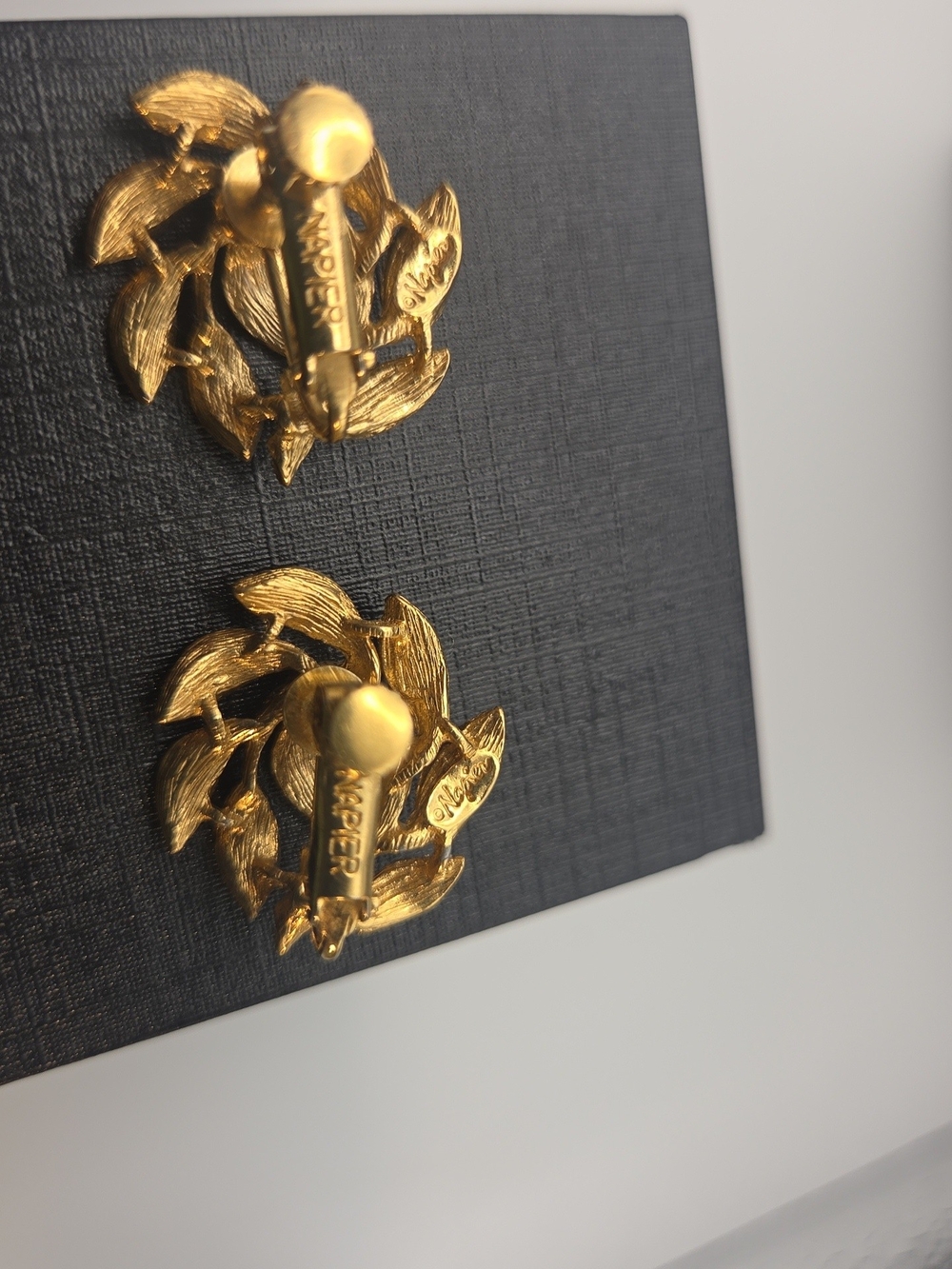 Vintage Napier Gold Leaf Cluster Clip-On Earrings - Women Jewelry - Picture 3 of 3